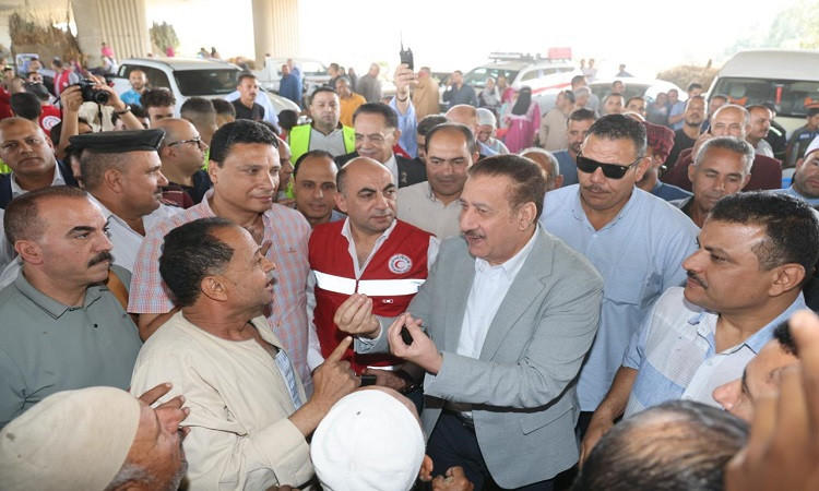 محافظ المنوفية يقدم مساعدات مالية وغذائية للمتضررين من فيضان النيل