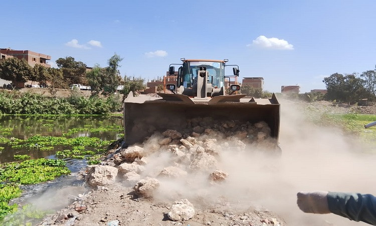 تواصل أعمال تعلية الجسر المؤدي إلى جزيرة أبو داوود بالمنوفية