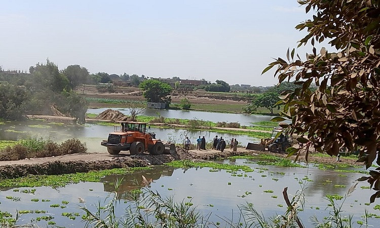 تواصل أعمال تعلية الجسر المؤدي إلى جزيرة أبو داوود بالمنوفية