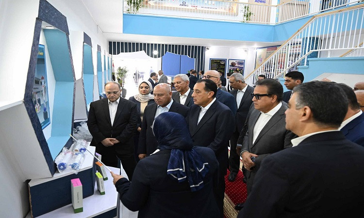 رئيس مجلس الوزراء يفتتح ويتفقد عدد من مصانع الكيماويات الدوائية بالقلي