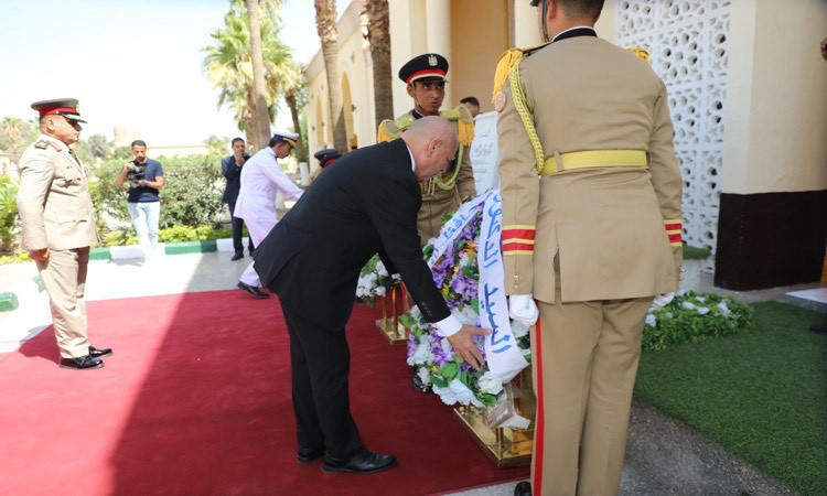 محافظ القاهرة وقائدالمنطقة المركزيةالعسكرية يضعان إكليل زهوعلى مقابرال