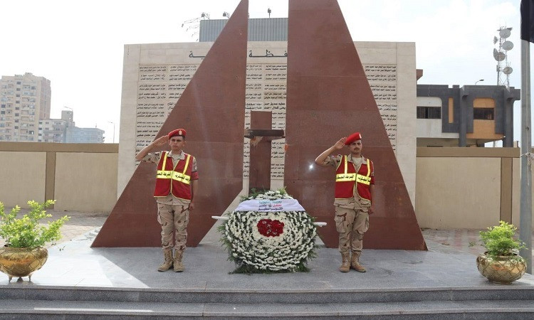 محافظ القليوبية يضع إكليل الزهور على النصب التذكاري للجندي المجهول ببن