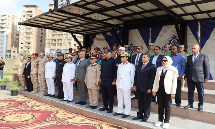 محافظ القليوبية يضع إكليل الزهور على النصب التذكاري للجندي المجهول ببن