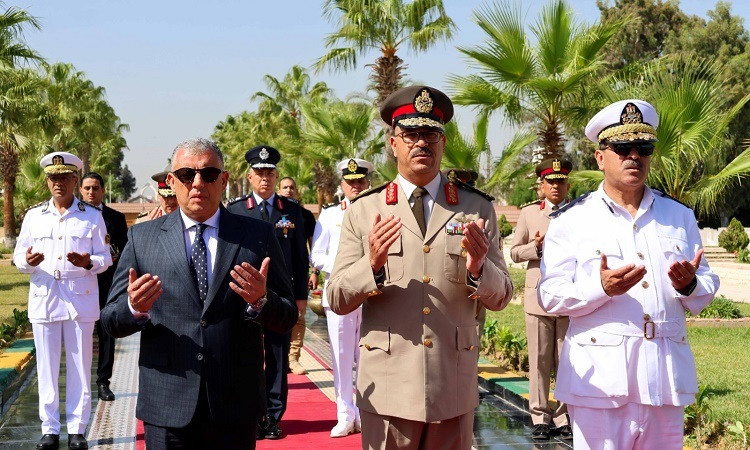 محافظ الإسماعيلية يضع إكليل الزهور على النصب التذكاري لشهداء الجيش الث