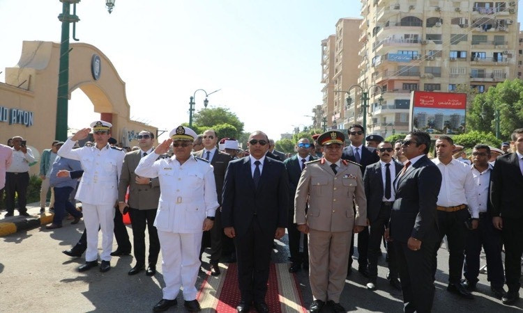 نائب محافظ المنيا يضع إكليل الزهور على النصب التذكاري للشهداء