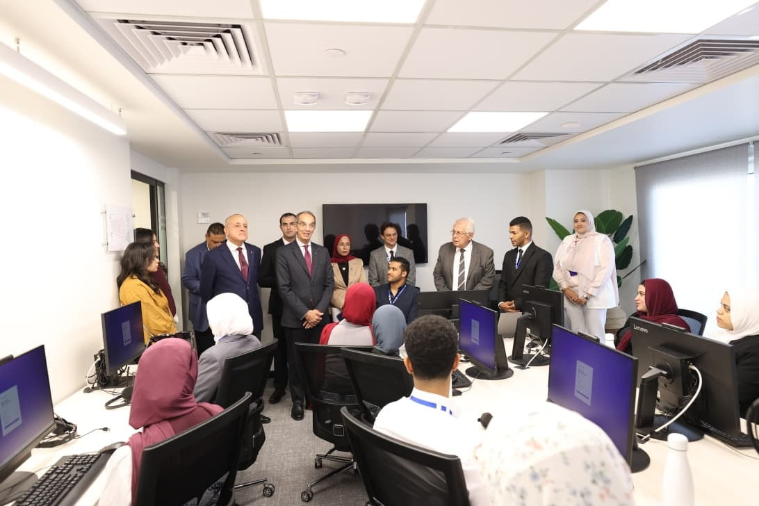 وزير الاتصالات