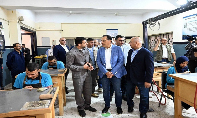 رئيس الوزراء يتفقد مدرسة 