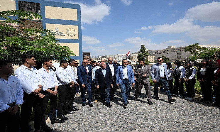 رئيس الوزراء يتفقد مدرسة 