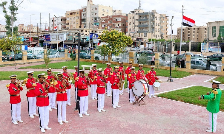 محافظ الإسماعيلية يضع إكليلًا من الزهور على النصب التذكاري بميدان الشه