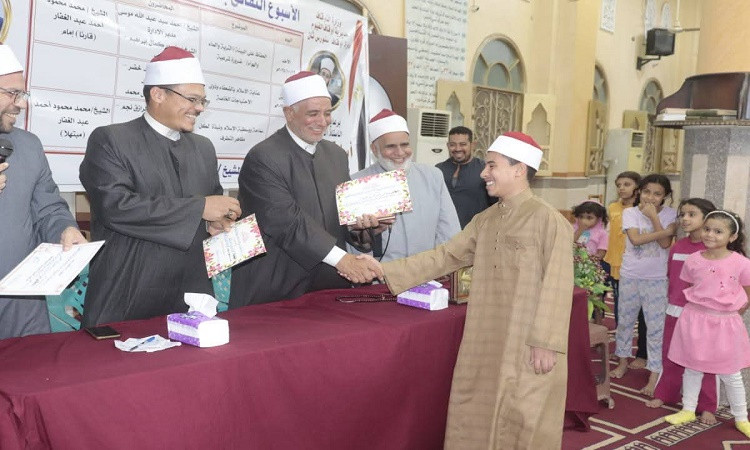 مدير أوقاف الفيوم يكرم الأطفال المتميزين في حفظ القرآن وأبطال القوات ا