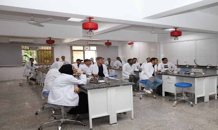 رئيس جامعة المنيا يتفقد بدء العمل التجريبي لمعامل كلية طب الأسنان