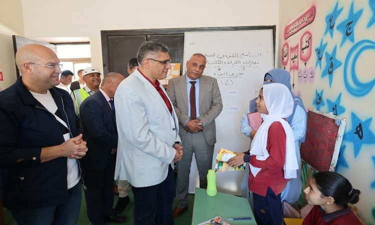 محافظ الجيزة يتفقد مدرسة المناجم الابتدائية بالواحات البحرية