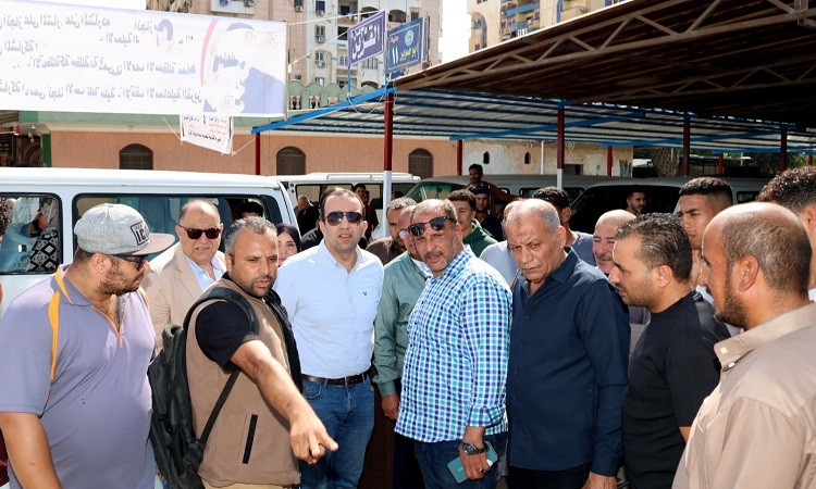 نائب الإسماعيلية يتابع التزام السائقين ومحطات الوقود بالتعريفة الجديدة