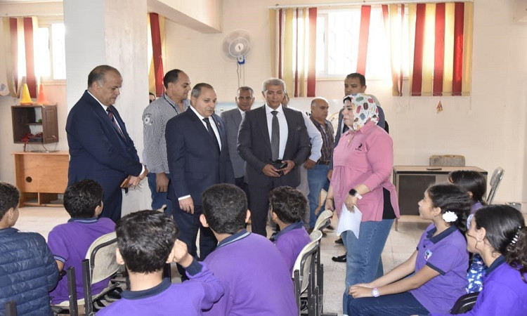 محافظ بورسعيد يتابع العملية التعليمية بمدرستي أبو بكر الصديق الرسمية و