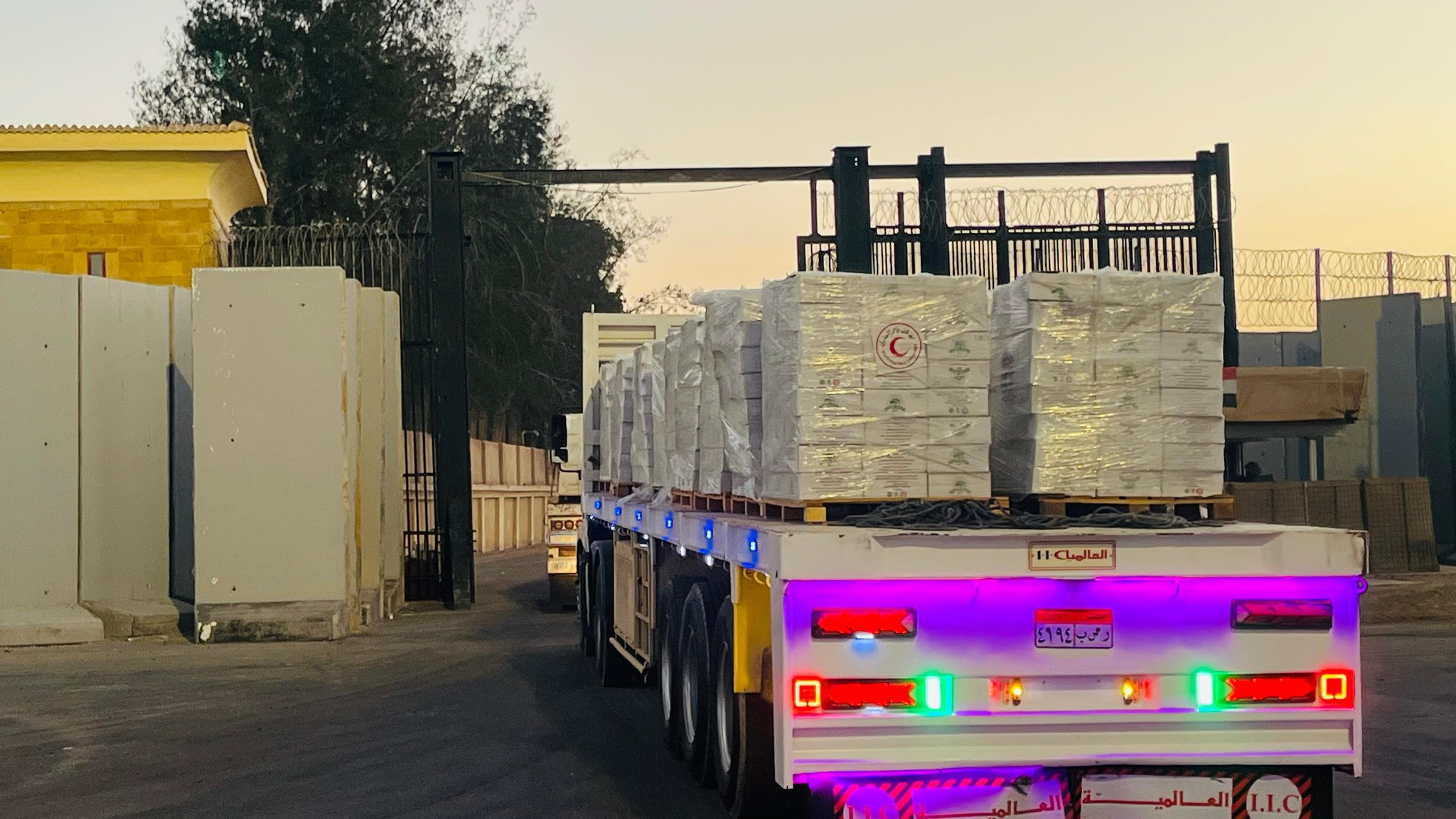 الهلال الاحمر مساعدات