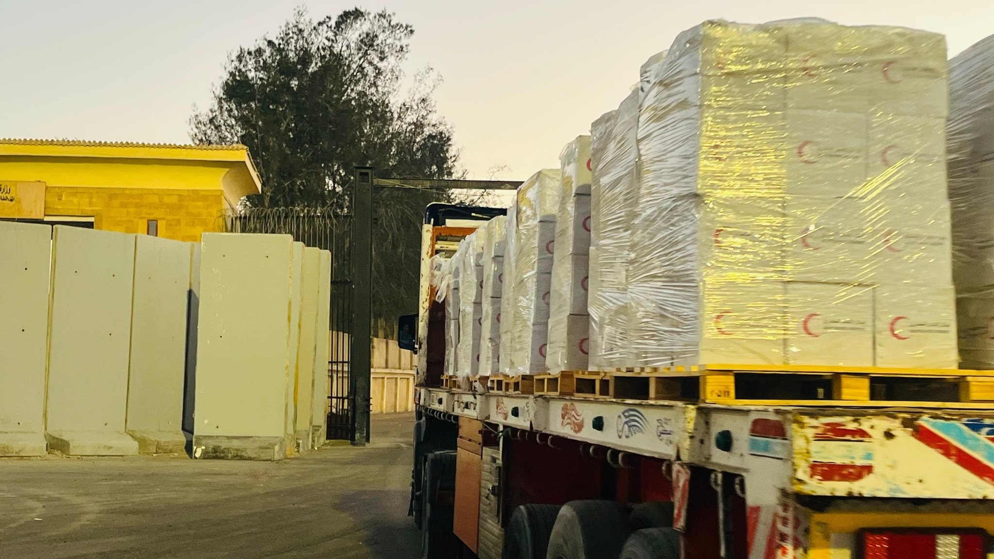 الهلال الاحمر مساعدات