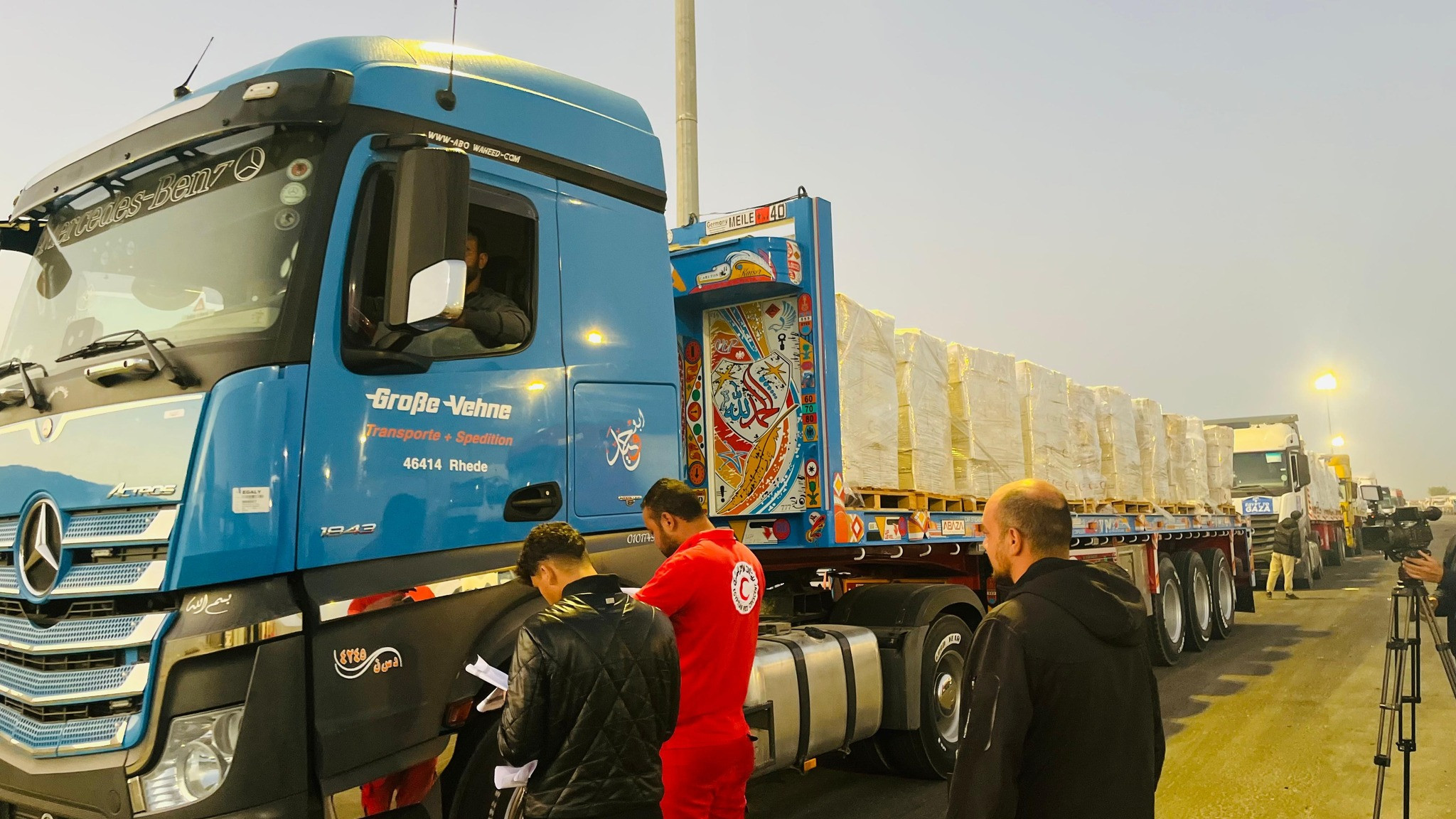 الهلال الاحمر مساعدات