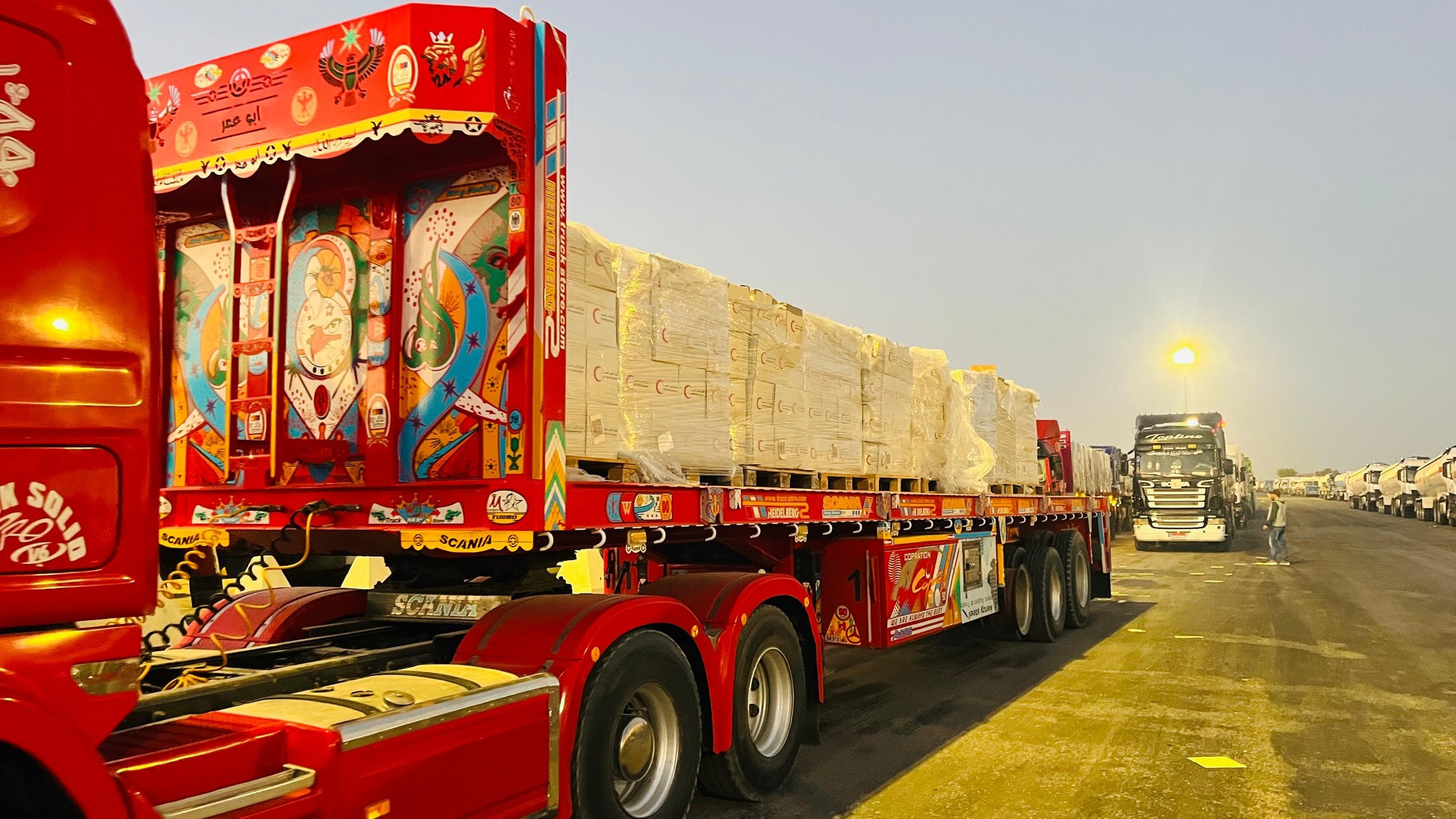 الهلال الاحمر مساعدات