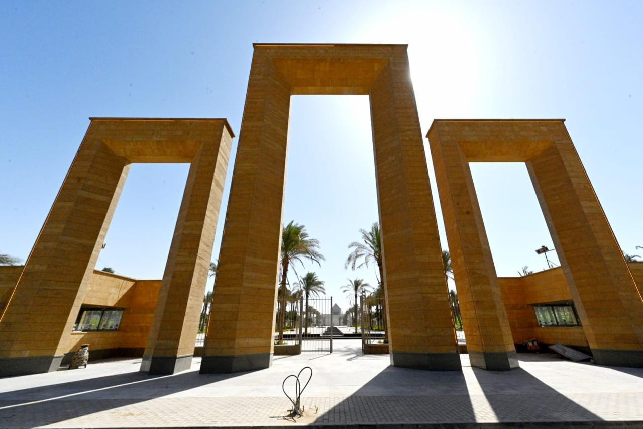 وزير الإسكان في تلال الفسطاط