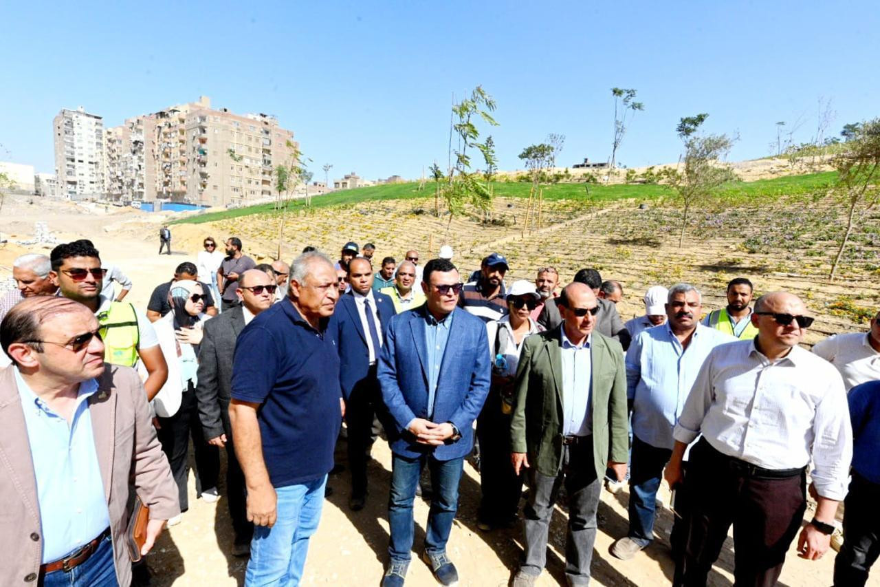 وزير الإسكان في تلال الفسطاط