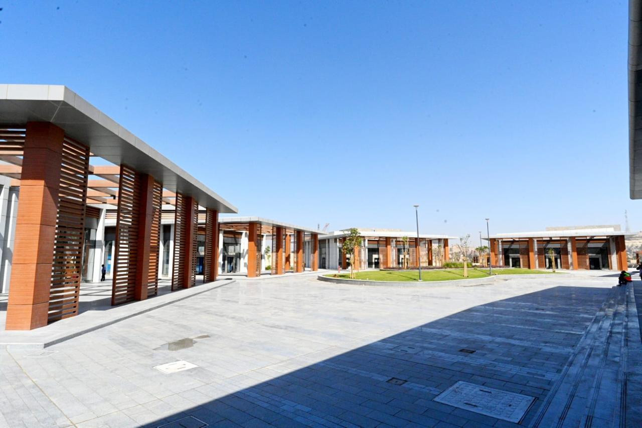 وزير الإسكان في تلال الفسطاط