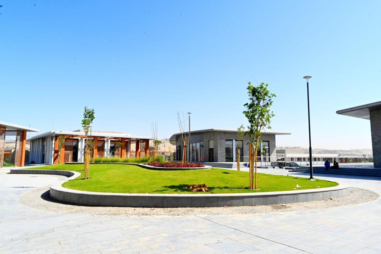 وزير الإسكان في تلال الفسطاط