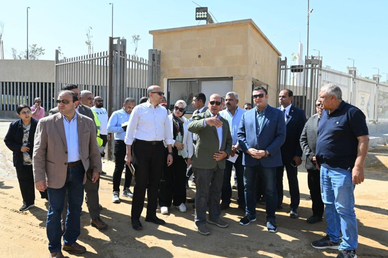 وزير الإسكان في تلال الفسطاط