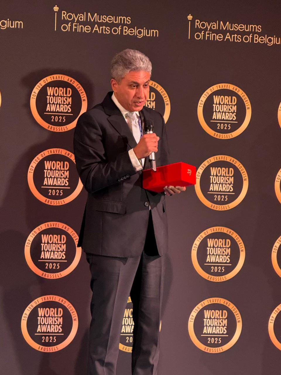 وزير السياحة والأثار