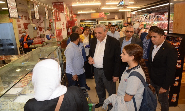 محافظ الغربية يتفقد الأسواق للتأكد من توافر السلع الأساسية واستقرار ال