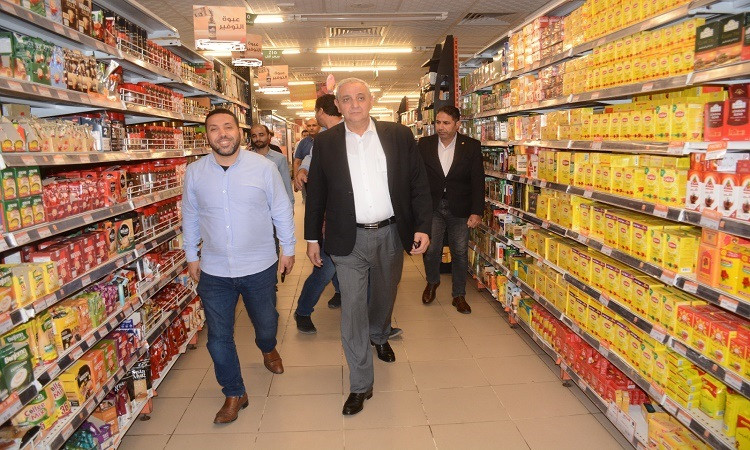 محافظ الغربية يتفقد الأسواق للتأكد من توافر السلع الأساسية واستقرار ال