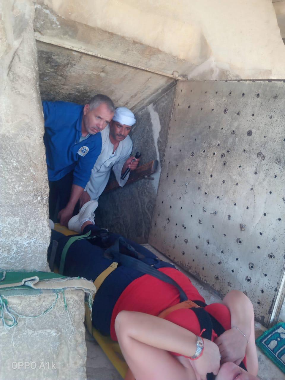 انقاذ سائحة في الهرم المنحني