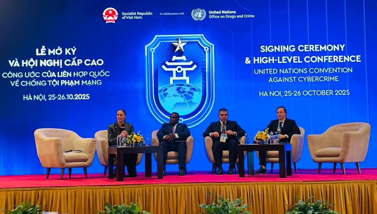 وزير الاتصالات