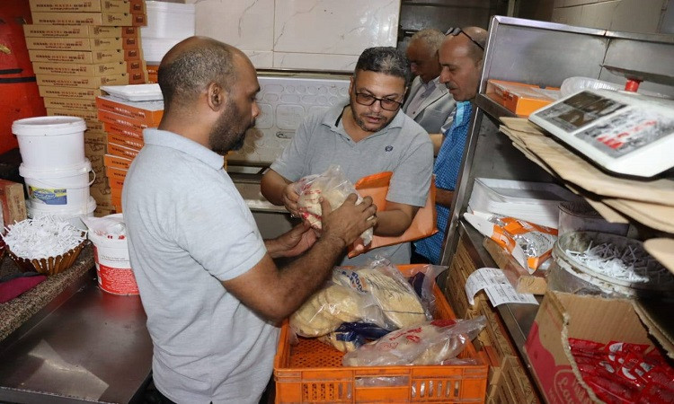 محافظ القليوبية يوجّه بإزالة الإشغالات وغلق وتشميع مطعمين بشبرا الخيمة