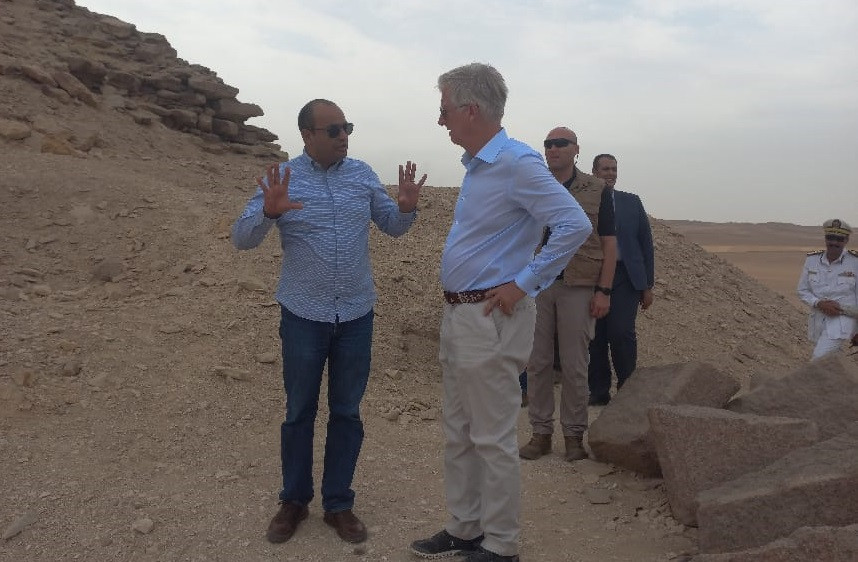 ملك بلجيكا يزور منطقتي سقارة وأبوصير