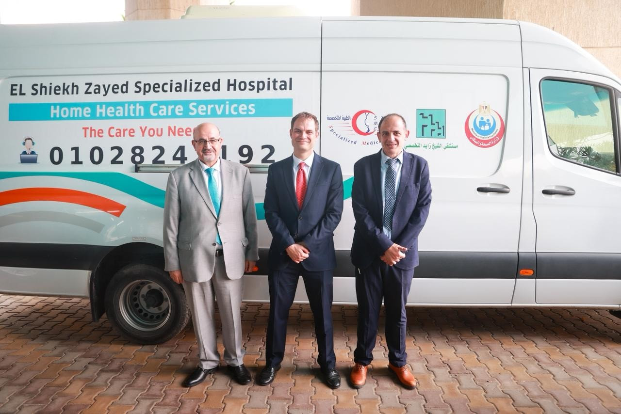 وزير بريطاني يزور مستشفى زايد