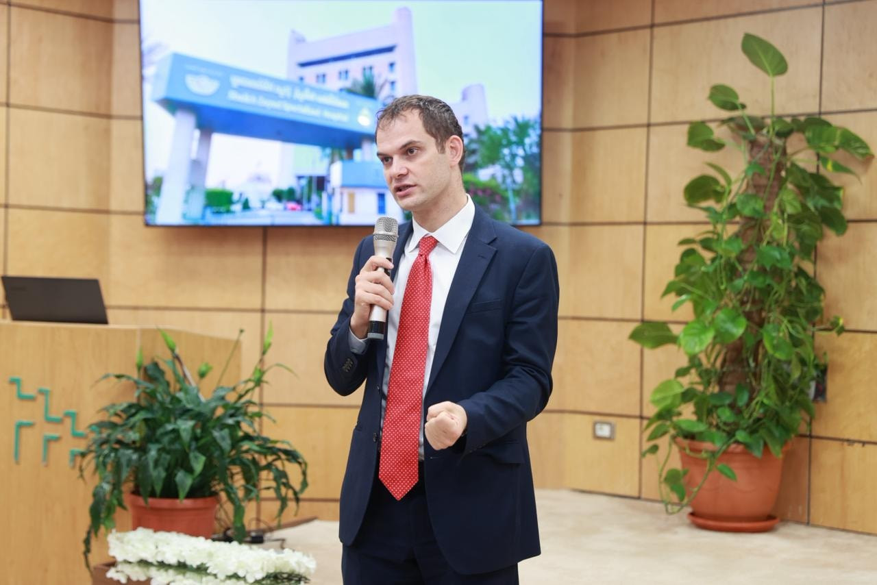 وزير بريطاني يزور مستشفى زايد