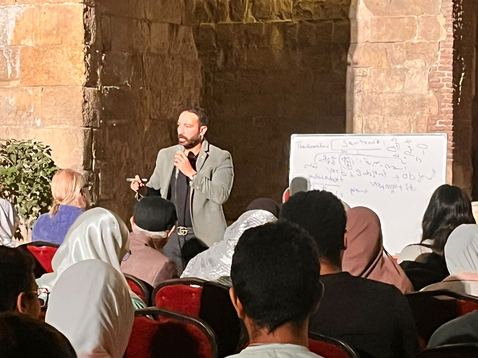 تعليم اللغة المصرية القديمة