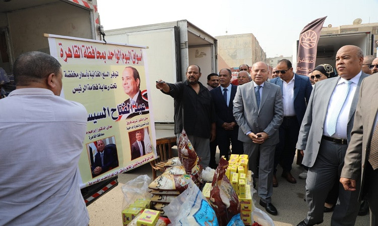 محافظ القاهرة يتفقد سوق اليوم الواحد بحي 15 مايو