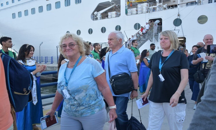 محافظ بورسعيد يوجه بتوفير الخدمات والتيسيرات لاستقبال الأفواج السياحية