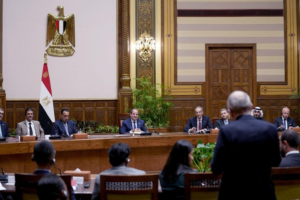 السيسي ووقيادات ٥٢ شركة