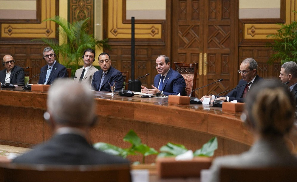 السيسي ووقيادات ٥٢ شركة