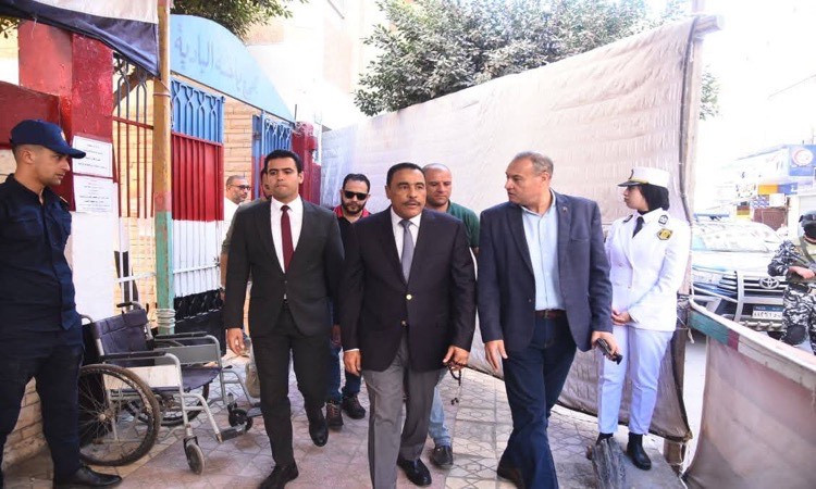 محافظ مطروح يتفقد لجان الانتخابات ويشيد بالإقبال الملحوظ