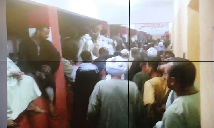 محافظ أسوان يتابع سير العملية الانتخابية&nbsp; مع وزيرة التنمية المحلية