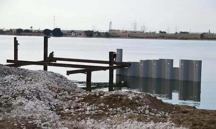 استمرار أعمال إنشاء كوبري النصر العائم الجديد لربط بورسعيد وبورفؤاد