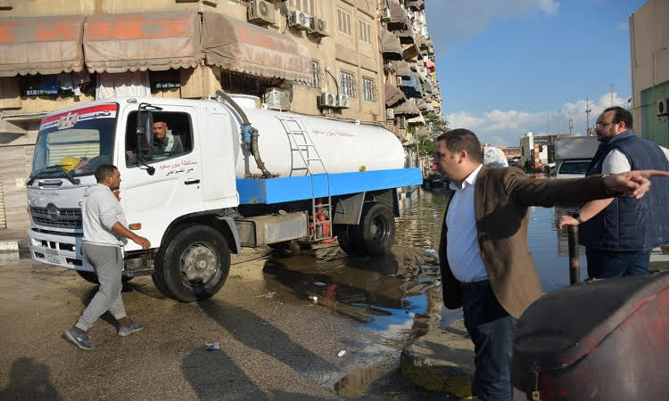 نائب محافظ بورسعيد يواصل متابعة رفع وسحب آثار الأمطار من الأحياء