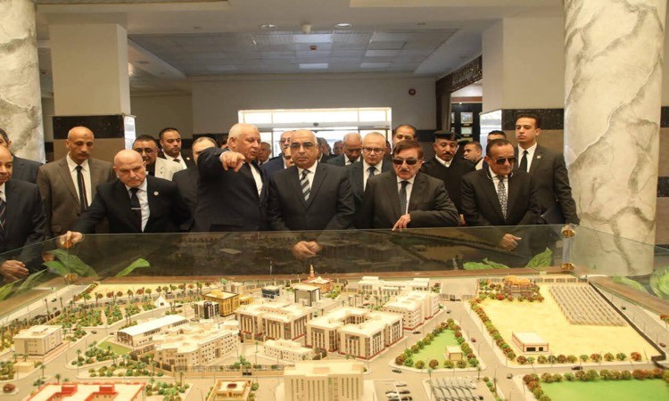 وزير العدل ومحافظ الوادي الجديد يتفقدان مجمع المصالح الحكومية للخدمات