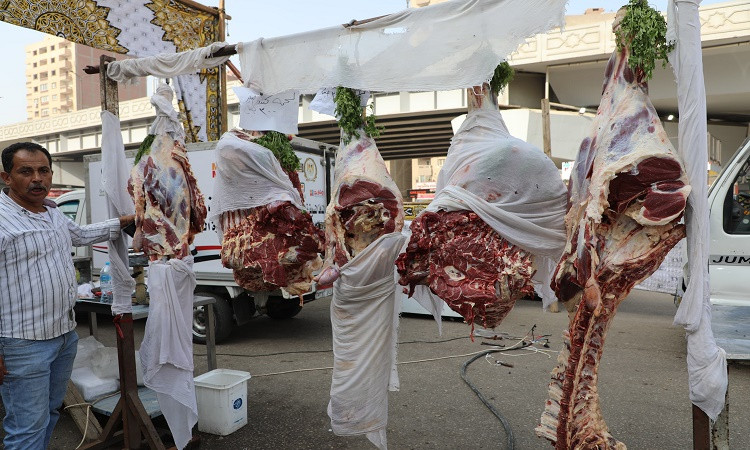 محافظ القاهرة يتفقد سوق اليوم الواحد بحي عين شمس لتوفير السلع الغذائية