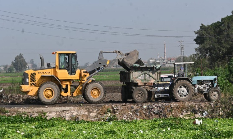 محافظ البحيرة تتابع أعمال رفع نواتج تطهير ترعة الخندق بدمنهور