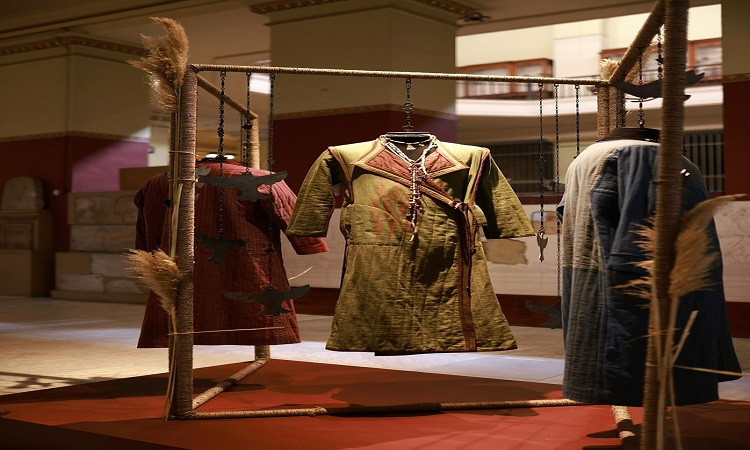 الاحتفال بمائة عام من الفنون الزخرفية