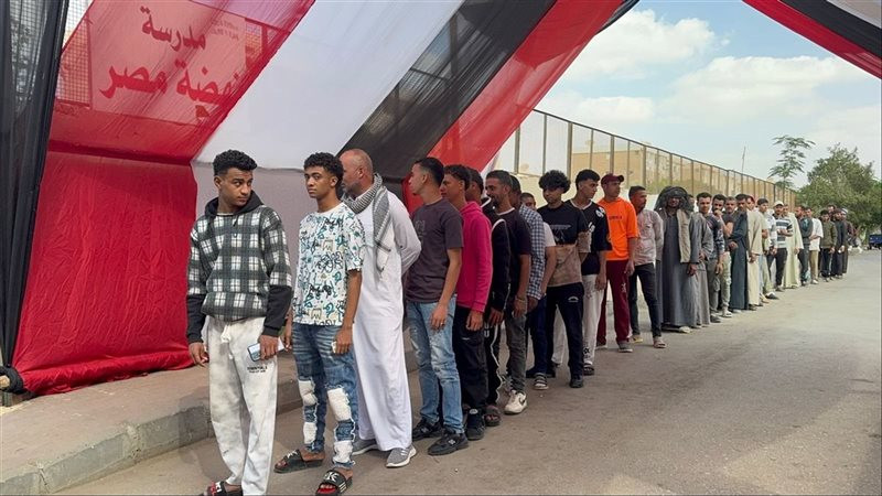 توافد الناخبين للإدلاء بأصواتهم في المرحلة الثانية لانتخابات النواب في